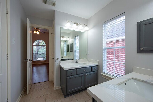Building Photo - 3238 Enclave Ln