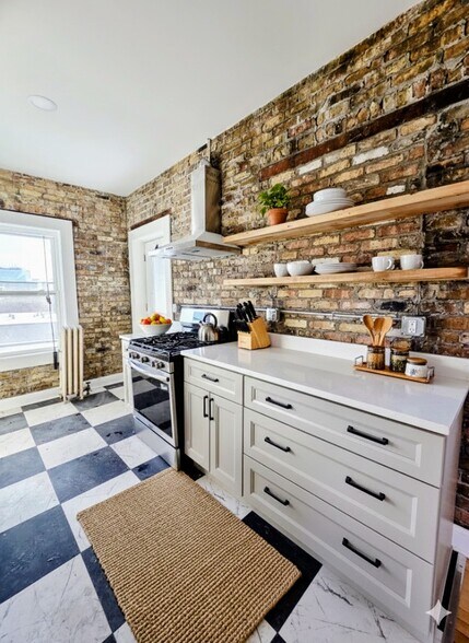 Building Photo - 2402 E Webster Pl