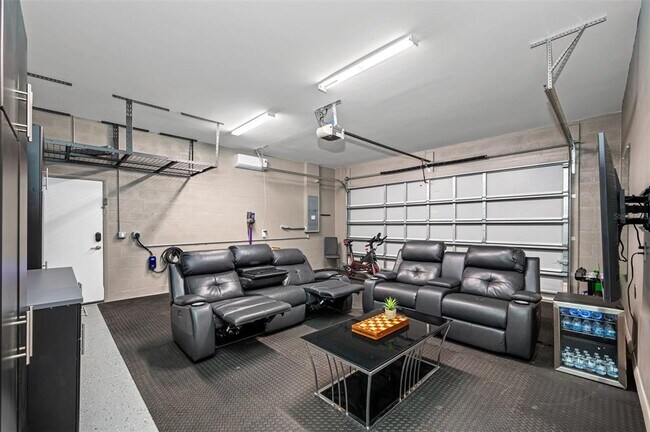 Building Photo - 902 W Plymouth St