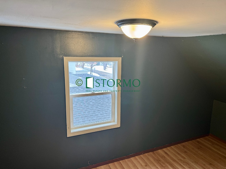 Building Photo - 626 Oak St NE