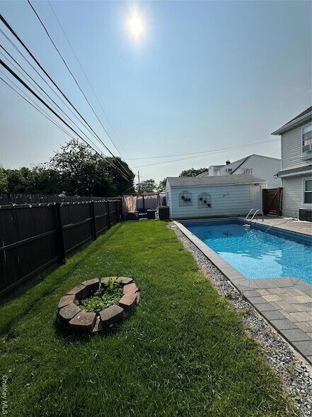 Building Photo - 12 Green Ln