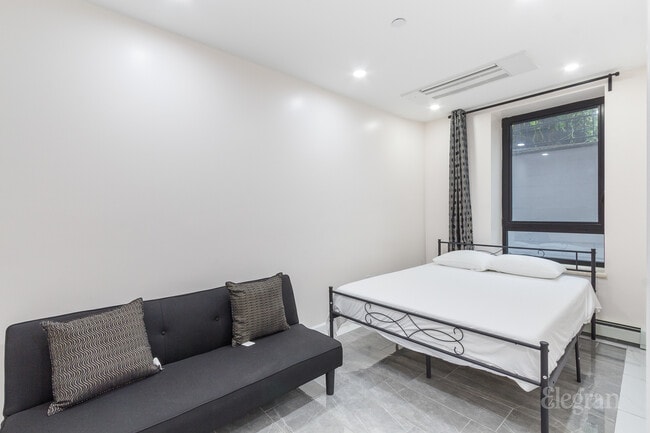 Building Photo - 347 E 4th St