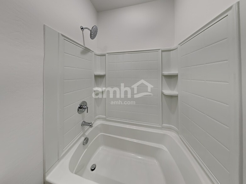 Building Photo - 15068 W Sherman St