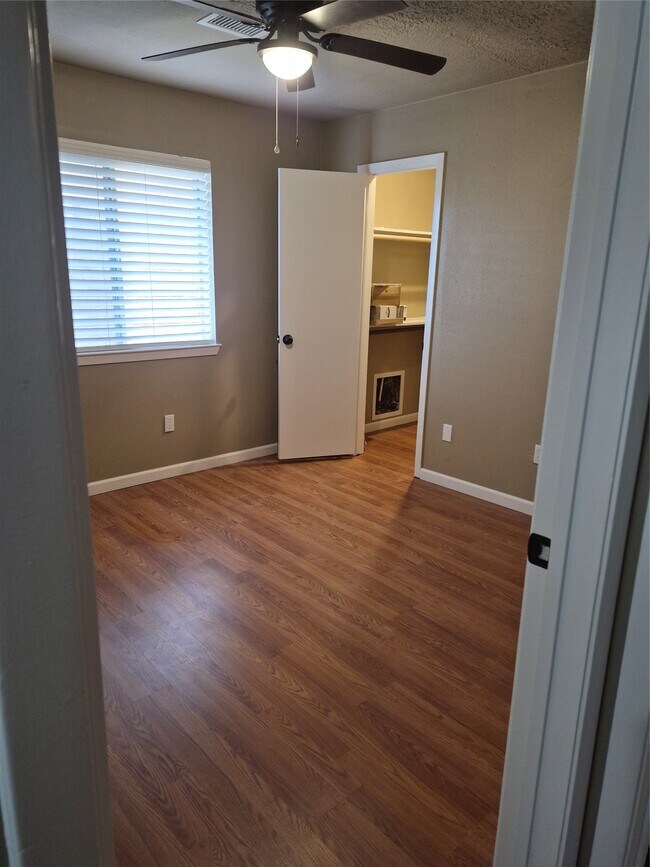 Building Photo - 1022 Manorglen Dr