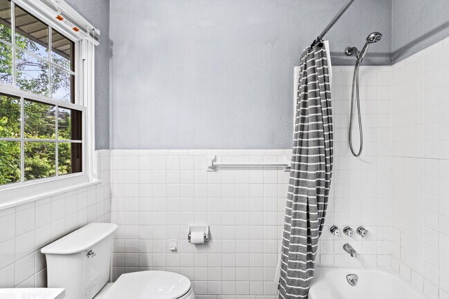 Building Photo - "Charming 2-Bed Condo in Greensboro with S...