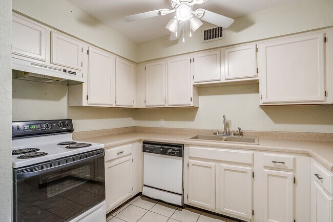 Building Photo - 127 Allencrest Dr