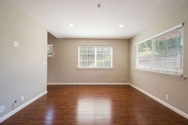 Building Photo - Charming 3bd/2.5 bath Condo