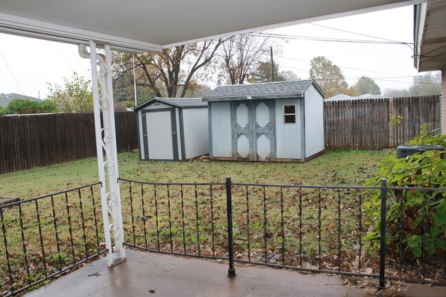 Building Photo - Fresh, Clean, Updated!