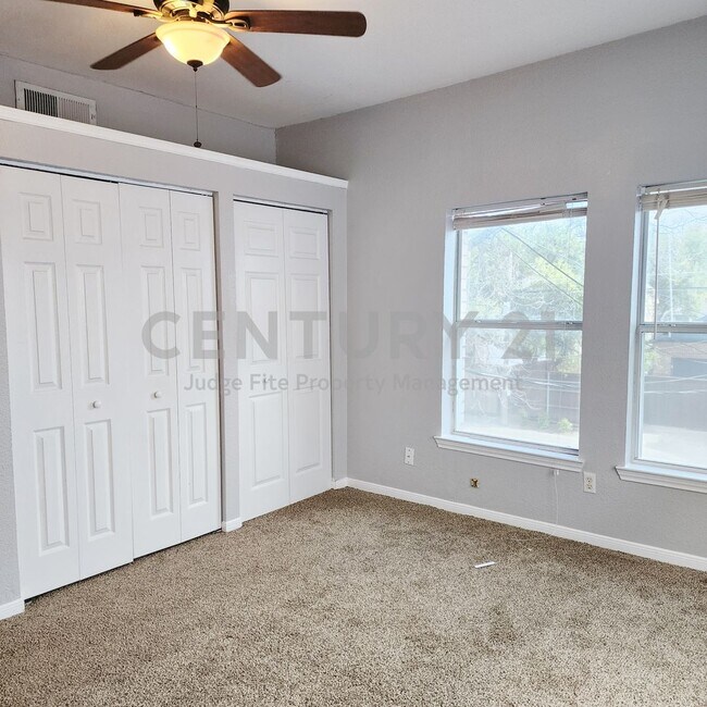 Building Photo - Updated 1/1 Apartment in Prime Dallas Location Ready for Move-In!