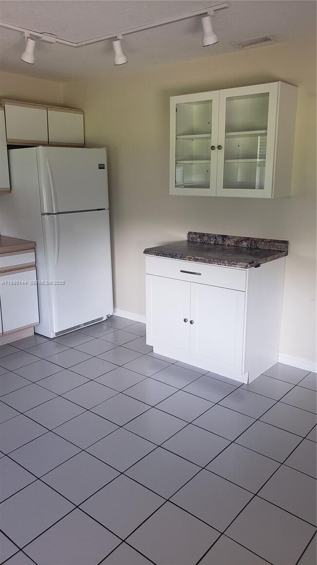 Building Photo - 8330 SE Sweet Bay Ave