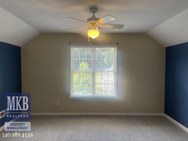Building Photo - Luxurious 4 Bd/3.5Ba home located in The G...