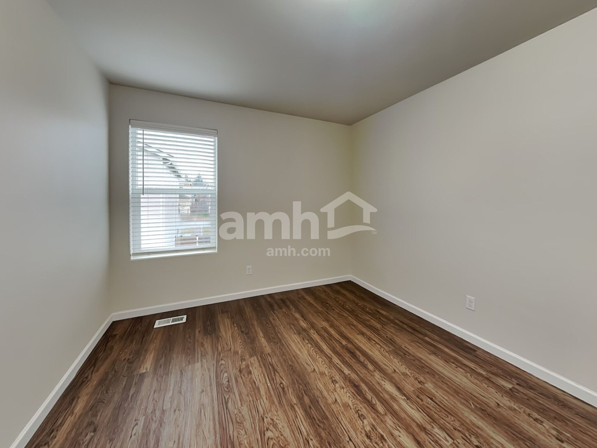 Building Photo - 18946 Lipoma Ave E