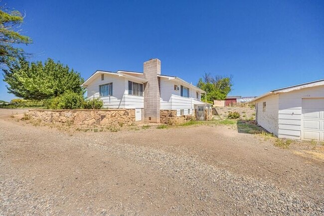 Building Photo - Budget-Friendly Rental with Plenty of Space