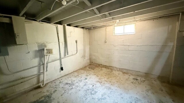 Building Photo - EAST SIDE 2 BEDROOM WITH BASEMENT!  AVAILABLE NOW!