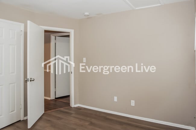 Building Photo - 1004 8th Ave SW