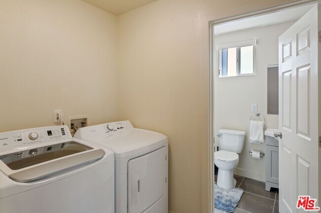 Building Photo - 5912 S Flower St