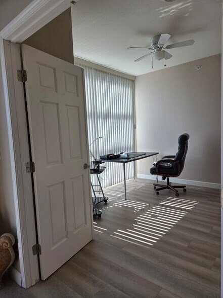 LARGE DEN - 530 K St