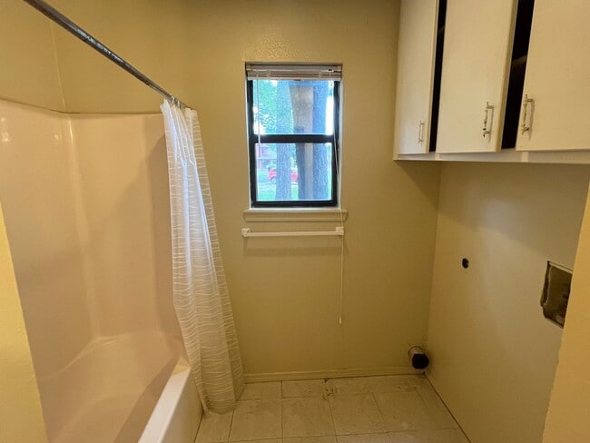 Building Photo - 1507 University Dr