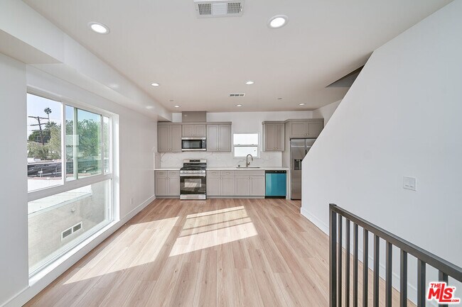 Building Photo - 1108 Queen Anne Pl