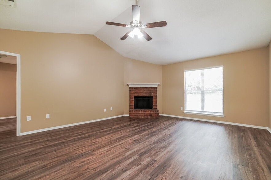 Building Photo - 10674 Oak Leaf Dr