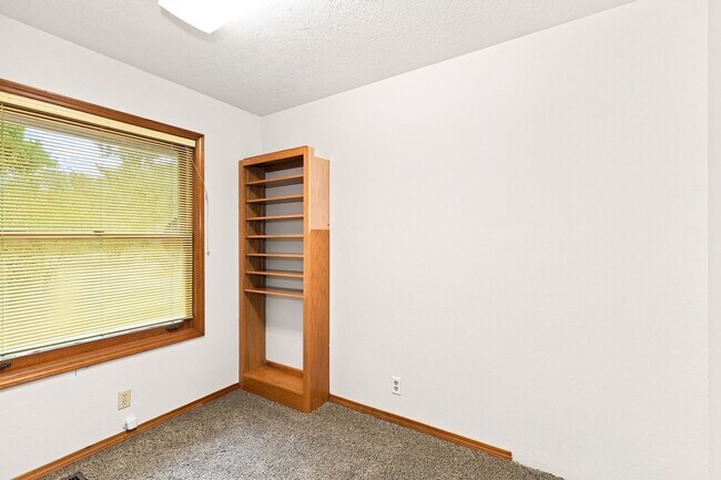 Building Photo - 751 Catron St N