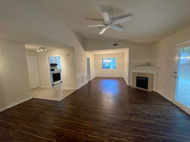 Building Photo - 2304 Oldenburg Dr