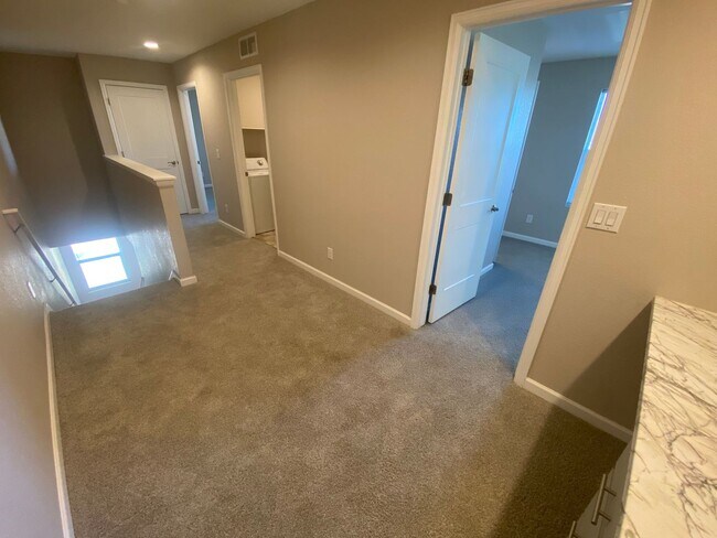 Building Photo - Spacious Englewood Home