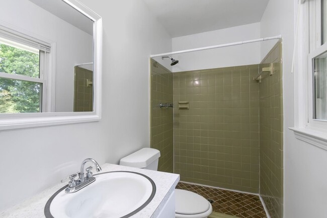 Building Photo - Beautiful 3 Bed 2 Bath Ranch home with a H...
