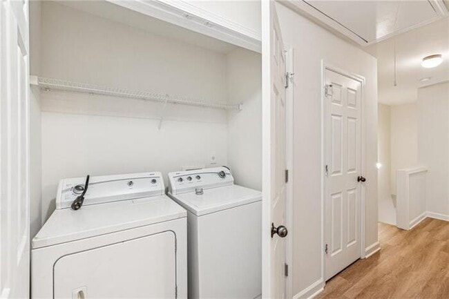 Building Photo - House 3 Beds 3 Bath