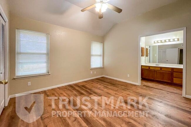 Building Photo - 2407 Armadillo Dr