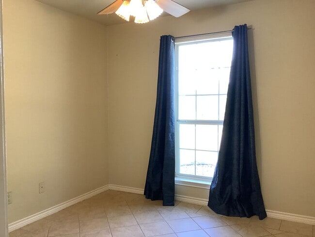 Building Photo - 409 S Rhomberg St