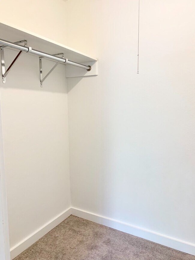 Building Photo - Beautiful 2 Bedroom Two Mile Creek Condo ; Remodeled and Updated right next to Rayback