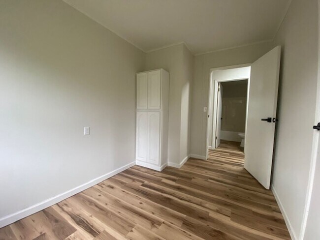 Building Photo - Welcome to this delightful three bedroom, ...