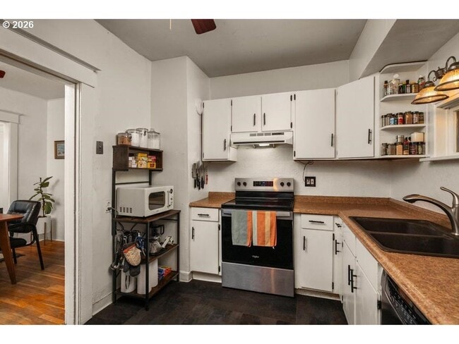 Building Photo - Classic Portland bungalow in Northeast Portland Available July 1st!