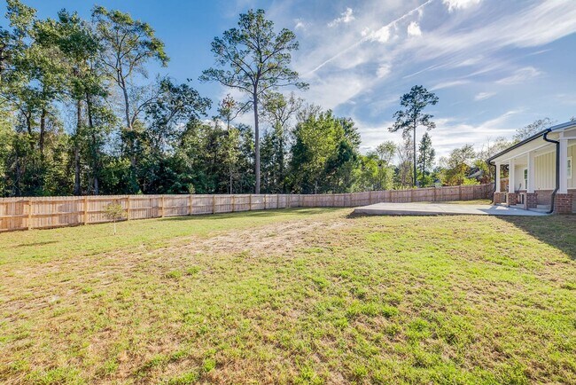Building Photo - Like-New 4BR, 2.5BA Home with Privacy Fenc...