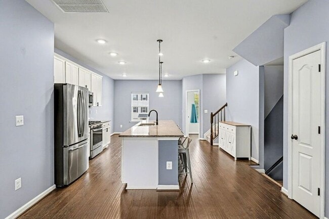 Building Photo - 2444 Drake Ln