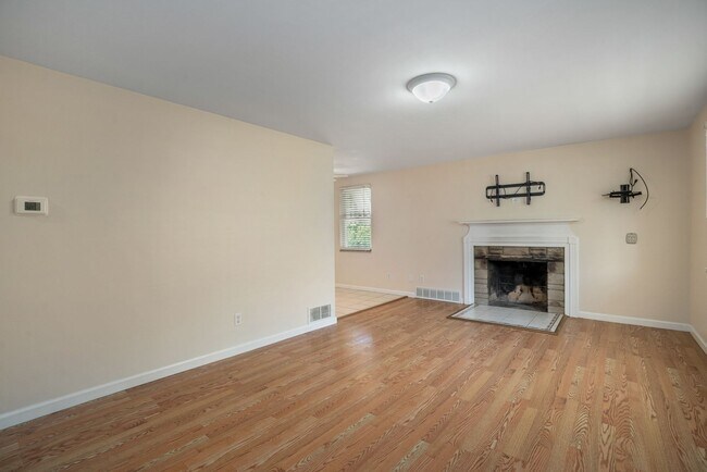 Building Photo - Recently Updated Home in Baldwin!