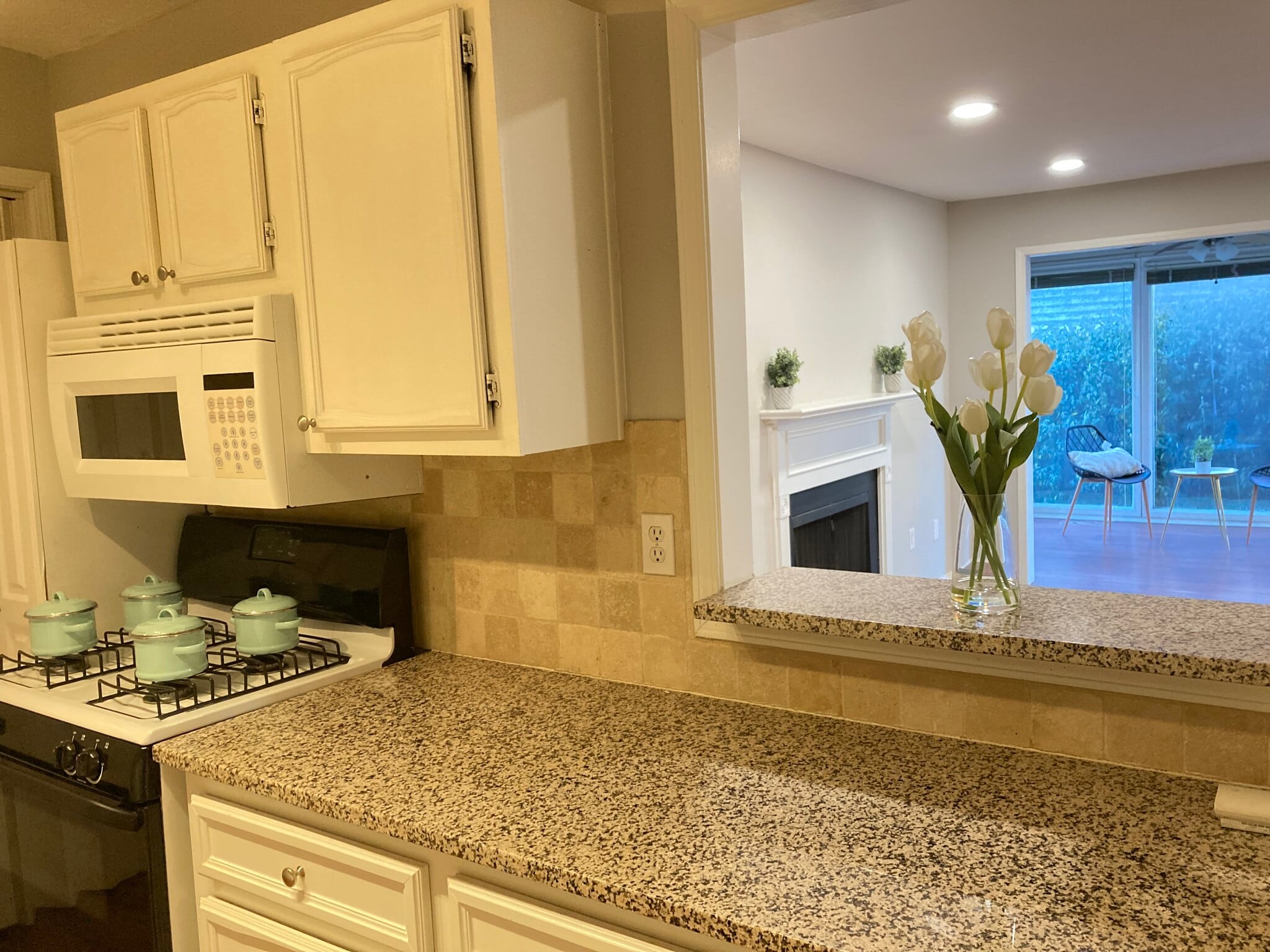 Kitchen with View to the living room - 1405 Vicksburg Plz