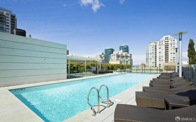 Building Photo - 425 1st St