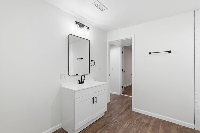 Building Photo - Fully Updated 2-Bed with Modern Finishes