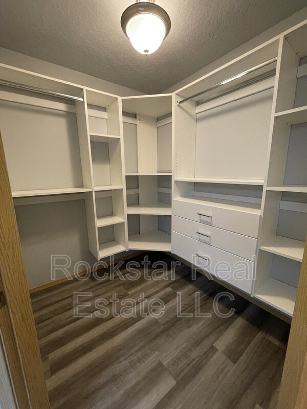 Building Photo - 625 E Canterbury Ln