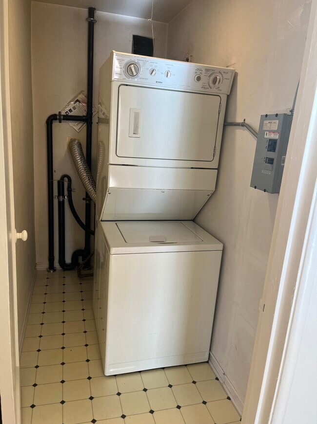 Building Photo - 919 Dwight Way