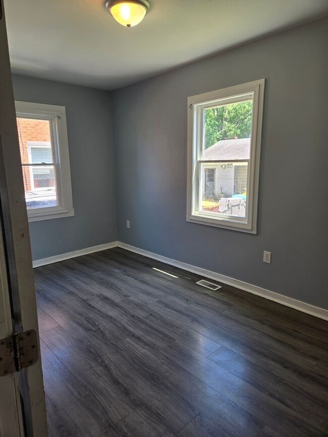 Building Photo - Beautiful reconstructed 4 bedroom