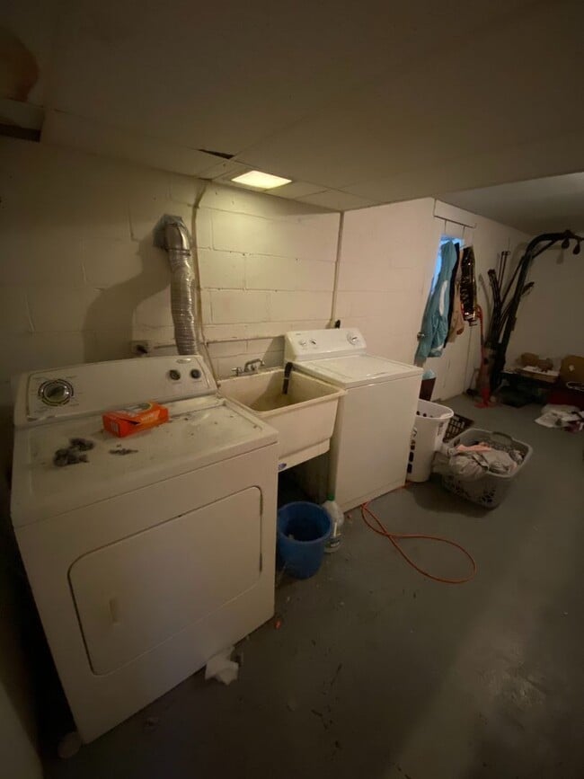 Building Photo - AVAILABLE MAY 2026 - Check out this 2 Bedroom Home w/ Garage in Duquesne Heights!