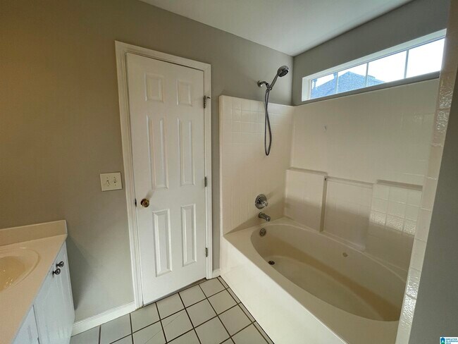 Building Photo - 4007 Cambridge Dr