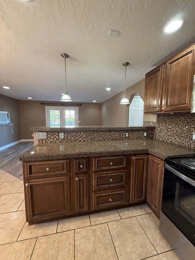 Building Photo - Updated 2-Bedroom Condo West Richland