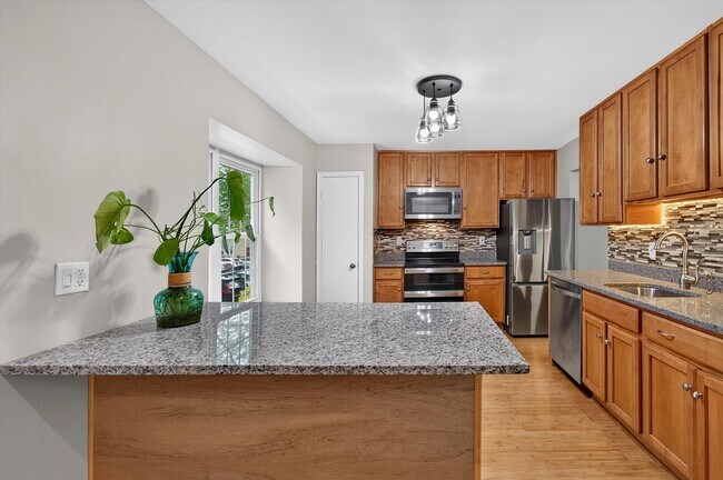 Building Photo - 8346 Stationhouse Ct