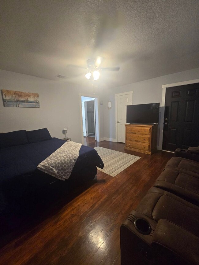 Building Photo - 1305 N Main St