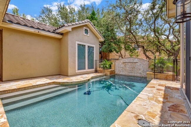 Building Photo - 4 Bedroom/4 Bath Champion Ridge Subdivision