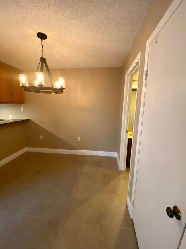 Building Photo - Beautiful and well-maintained 2BR/2BA town...